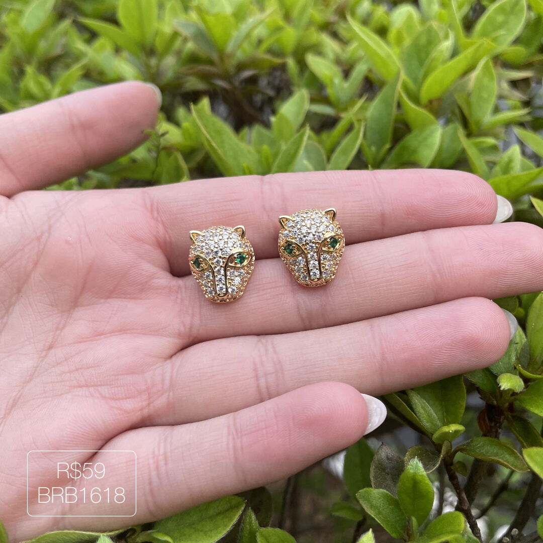 Brinco Pino Felino Olhos Verdes Cravejado Cristal Dourado